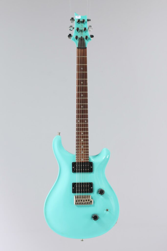N° 88 - Guitare électrique solidbody PRS (Paul REED SMITH), faite vers 2006, made in USA, finition Seafom green.Collection Francis Kuntz. Instrument mis en vente par Vichy Enchères le 7 novembre 2026. © Vichy Enchères / Photo C. Darbelet