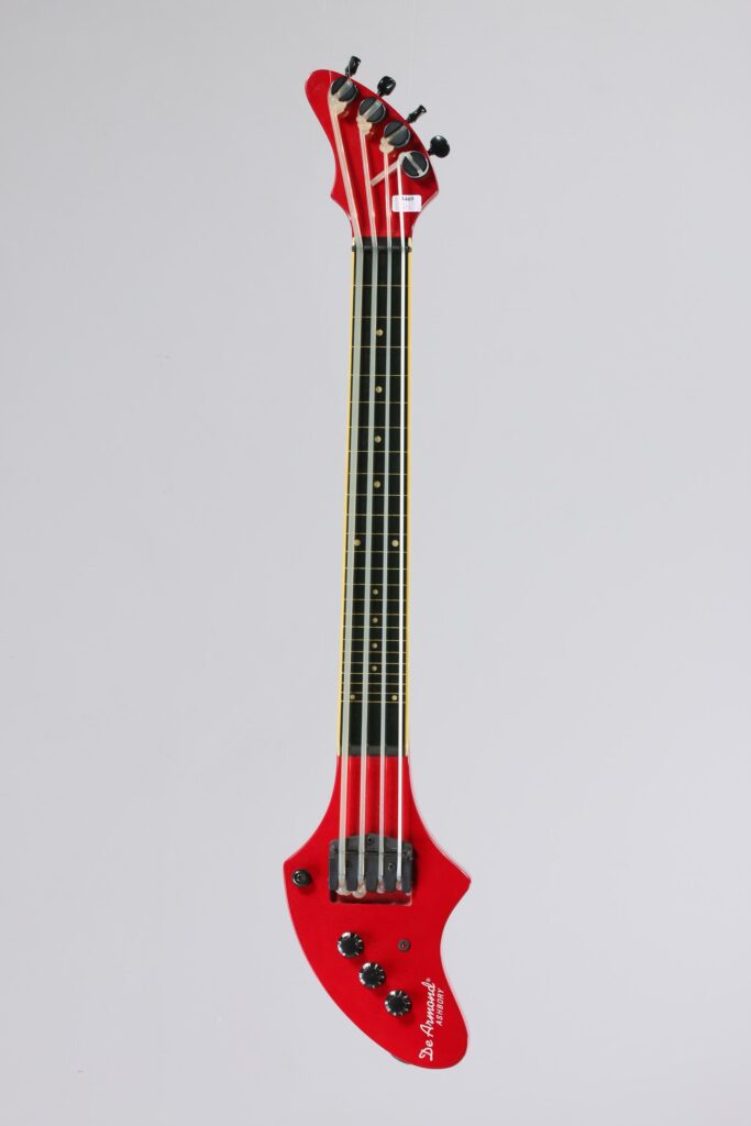 N° 89 - Guitare basse ASHBORY, modèle De Armond, faite en 1999, made in Korea, finition Red. Collection Francis Kuntz. Instrument mis en vente par Vichy Enchères le 7 novembre 2026. © Vichy Enchères / Photo C. Darbelet