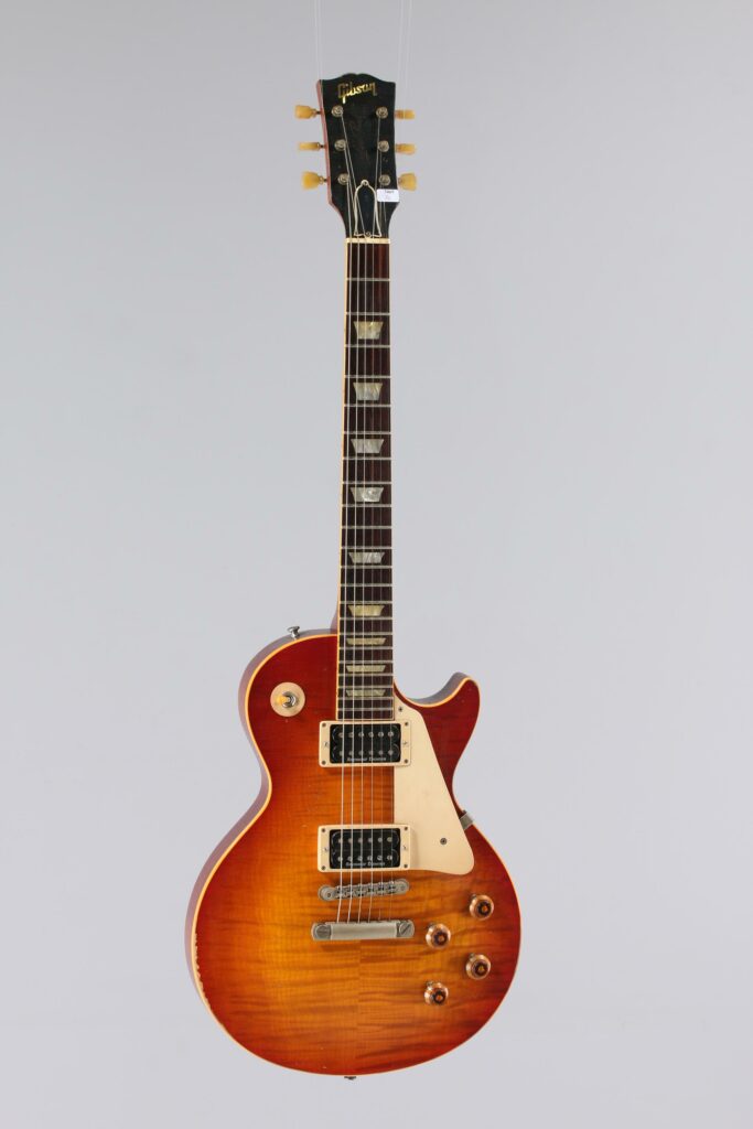 N° 90 - Guitare électrique solidbody GIBSON Custom Shop, modèle Les Paul Standard R8, faite en 2002, made in USA, finition Sunburst. Collection Francis Kuntz. Instrument mis en vente par Vichy Enchères le 7 novembre 2026. © Vichy Enchères / Photo C. Darbelet