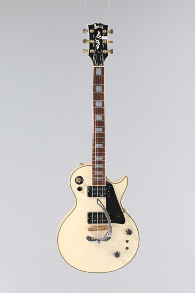 N° 91 - Guitare électrique solidbody BURNY, modèle Les Paul, faite vers 2008, made in China, finition Alpine White. Collection Francis Kuntz. Instrument mis en vente par Vichy Enchères le 7 novembre 2026. © Vichy Enchères / Photo C. Darbelet
