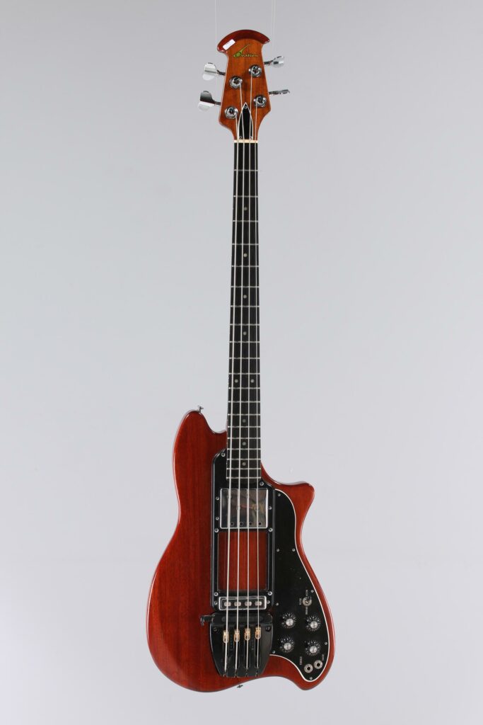 N° 92 - Guitare basse électrique solidbody OVATION, modèle Magnum, faite vers 1982, made in USA, finition Natural. Collection Francis Kuntz. Instrument mis en vente par Vichy Enchères le 7 novembre 2026. © Vichy Enchères / Photo C. Darbelet