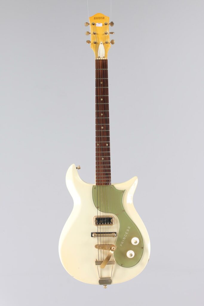 N° 93 - Guitare électrique solidbody GRETSCH, modèle Princess de 1963, made in Japan, finition White/Gold, made in USA. Collection Francis Kuntz. Instrument mis en vente par Vichy Enchères le 7 novembre 2026. © Vichy Enchères / Photo C. Darbelet