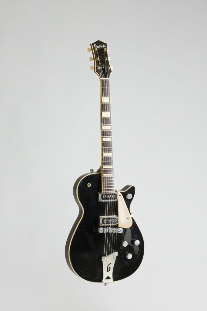 N° 95 - Guitare électrique solidbody GRETSCH, PX 6128 Duo-Jet, faite en 1955, made in USA, finition Black. Collection Francis Kuntz. Instrument mis en vente par Vichy Enchères le 7 novembre 2026. © Vichy Enchères / Photo C. Darbelet