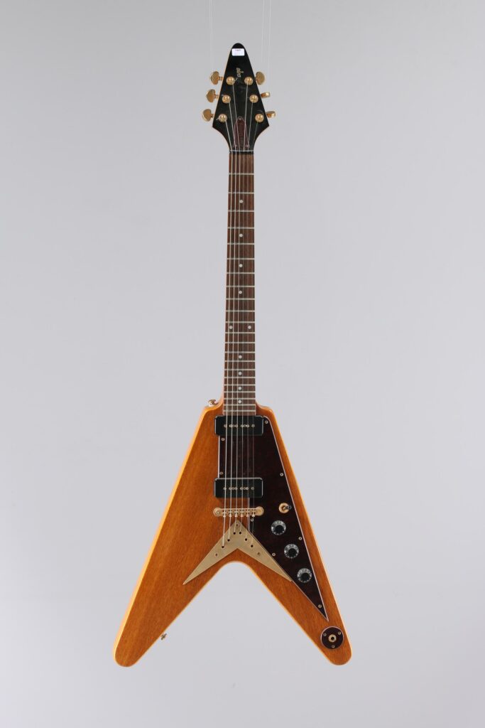 N° 96 - Guitare électrique soliddody EPIPHONE, modèle Flying V Poppa Chubby signature, faite vers 2001, made in Korea, finition Natural. Collection Francis Kuntz. Instrument mis en vente par Vichy Enchères le 7 novembre 2026. © Vichy Enchères / Photo C. Darbelet