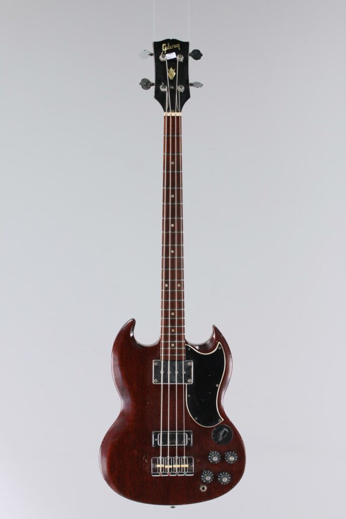 N° 97 - Guitare basse électrique solidbody GIBSON, modèle EB3, faite en 1969, made in USA, finition Cherry (faded). Collection Francis Kuntz. Instrument mis en vente par Vichy Enchères le 7 novembre 2026. © Vichy Enchères / Photo C. Darbelet