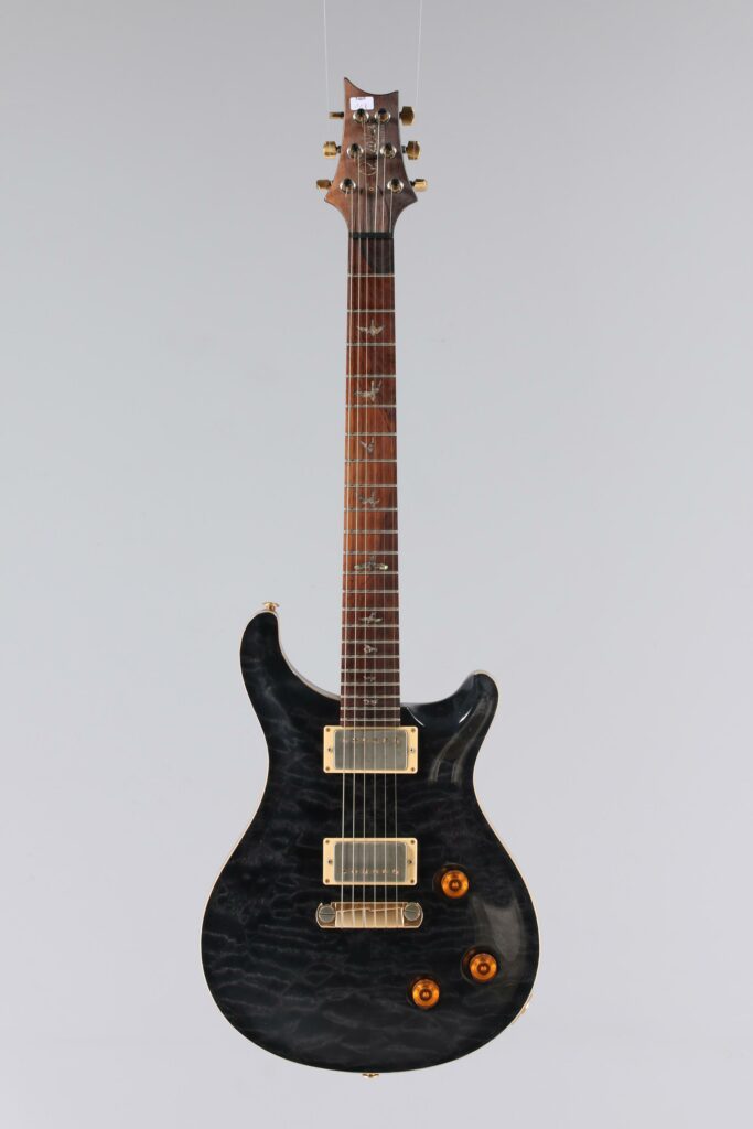 N° 98 - Guitare électrique solidbody PRS (Paul READ SMITH), modèle Custom 24 Brazilian series, faite en 2003, finition Grey black. Collection Francis Kuntz. Instrument mis en vente par Vichy Enchères le 7 novembre 2026. © Vichy Enchères / Photo C. Darbelet