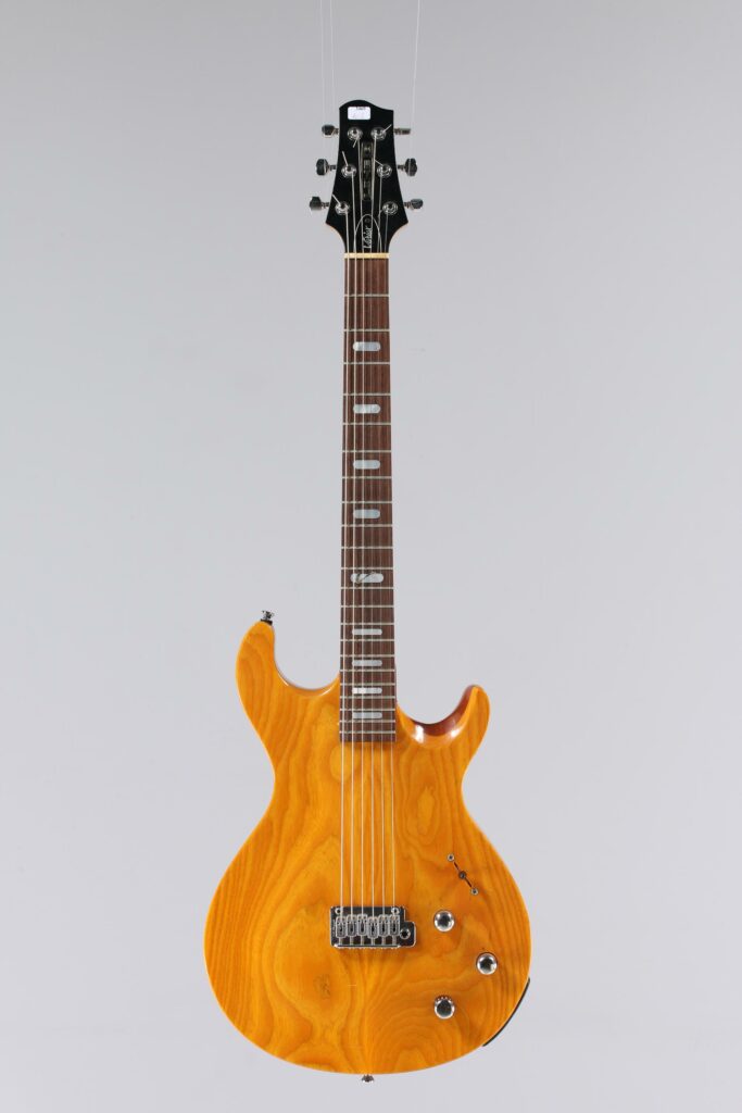 N° 99 - Guitare électrique solidbody LINE6, modèle Variax 700, faite vers 2003, made in Japan, finition Natural.Collection Francis Kuntz. Instrument mis en vente par Vichy Enchères le 7 novembre 2026. © Vichy Enchères / Photo C. Darbelet