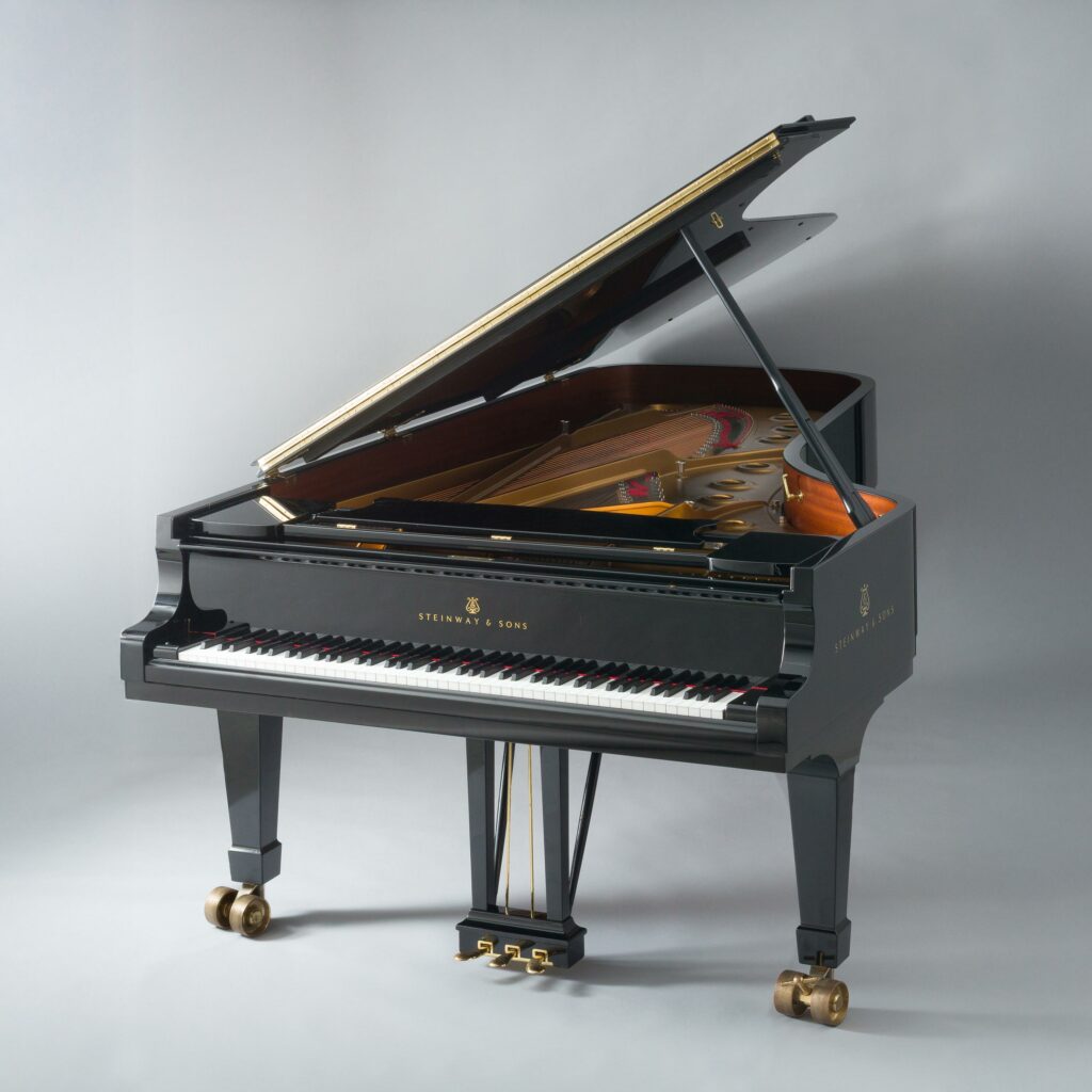 Grand piano de concert de marque STEINWAY & Sons Fait à Hambourg en 2003, modèle D-274 Instrument mis en vente par Vichy Enchères le 7 novembre 2026. © Vichy Enchères / Photo C. Darbelet