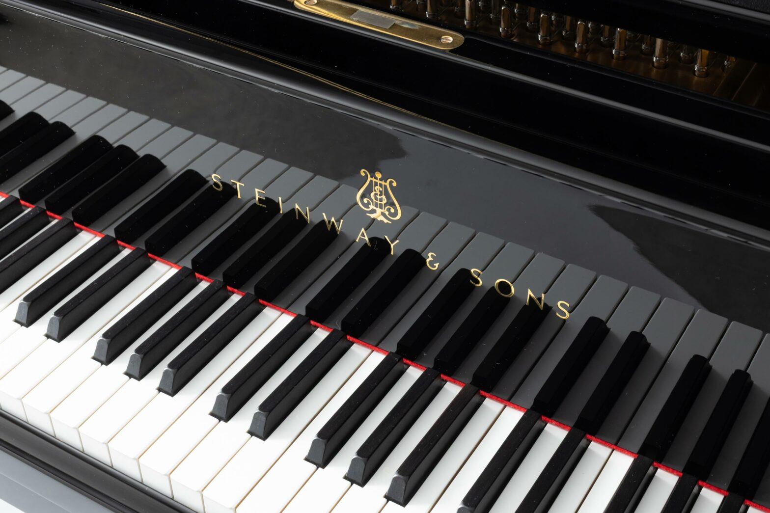 Grand piano de concert de marque STEINWAY & Sons Fait à Hambourg en 2003, modèle D-274 Instrument mis en vente par Vichy Enchères le 7 novembre 2026. © Vichy Enchères / Photo C. Darbelet