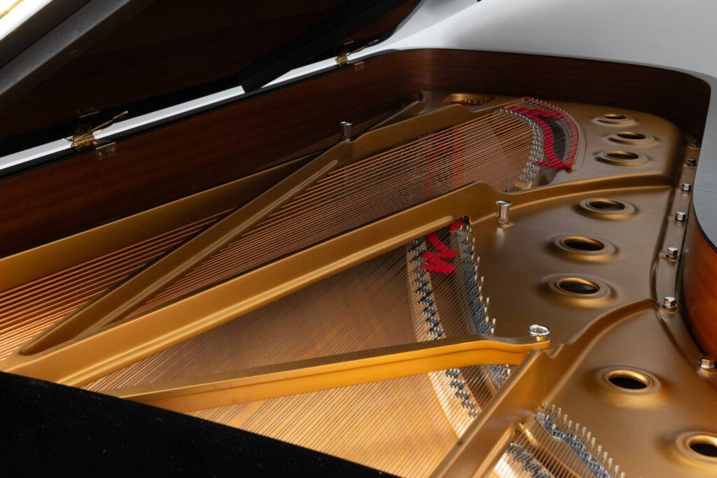 Grand piano de concert de marque STEINWAY & Sons Fait à Hambourg en 2003, modèle D-274 Instrument mis en vente par Vichy Enchères le 7 novembre 2026. © Vichy Enchères / Photo C. Darbelet
