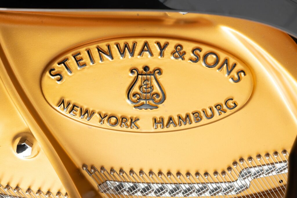 Grand piano de concert de marque STEINWAY & Sons Fait à Hambourg en 2003, modèle D-274 Instrument mis en vente par Vichy Enchères le 7 novembre 2026. © Vichy Enchères / Photo C. Darbelet