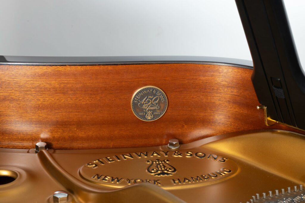Grand piano de concert de marque STEINWAY & Sons Fait à Hambourg en 2003, modèle D-274 Instrument mis en vente par Vichy Enchères le 7 novembre 2026. © Vichy Enchères / Photo C. Darbelet
