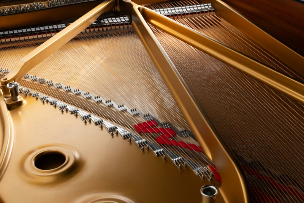 Grand piano de concert de marque STEINWAY & Sons Fait à Hambourg en 2003, modèle D-274 Instrument mis en vente par Vichy Enchères le 7 novembre 2026. © Vichy Enchères / Photo C. Darbelet