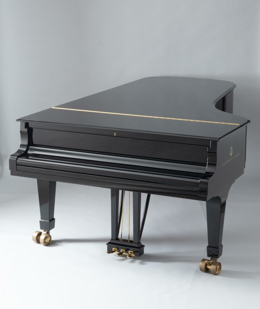 Grand piano de concert de marque STEINWAY & Sons Fait à Hambourg en 2003, modèle D-274 Instrument mis en vente par Vichy Enchères le 7 novembre 2026. © Vichy Enchères / Photo C. Darbelet