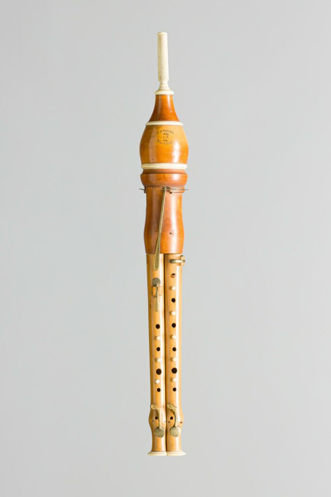 Rare flageolet double de Julius Streker, avec sa méthode manuscrite, dernier tiers du XIXème. Instrument mis en vente par Vichy Enchères le 7 novembre 2026. © Vichy Enchères
