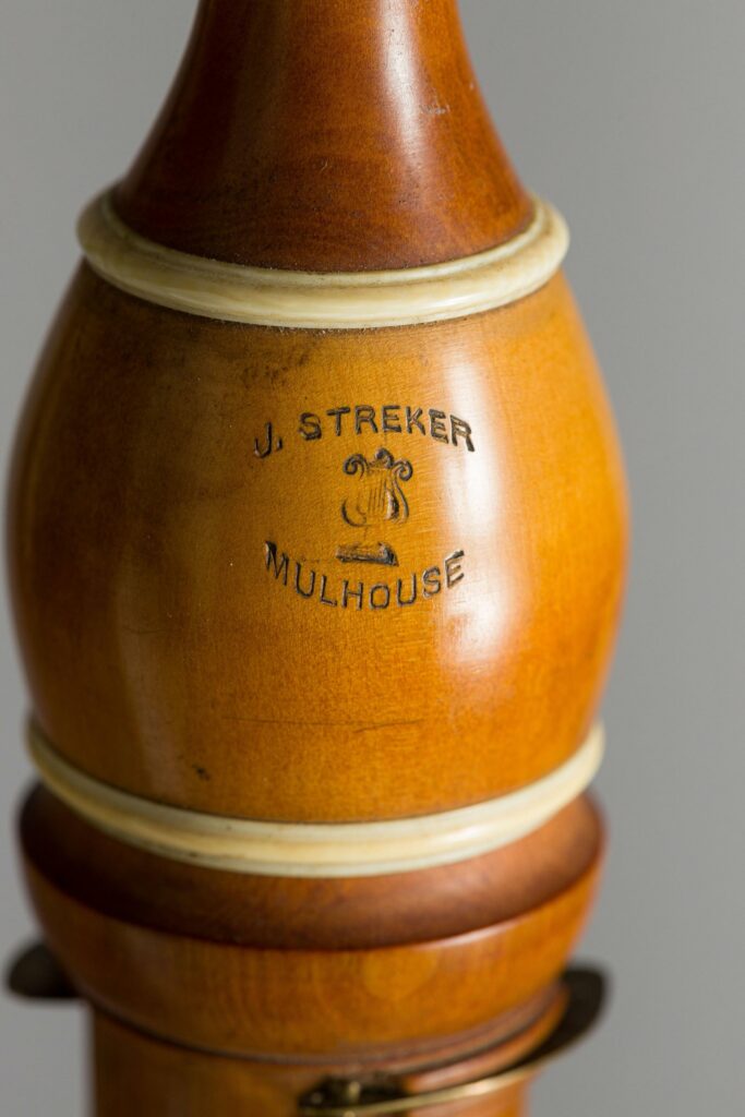 Rare flageolet double de Julius Streker, avec sa méthode manuscrite, dernier tiers du XIXème. Instrument mis en vente par Vichy Enchères le 7 novembre 2026. © Vichy Enchères