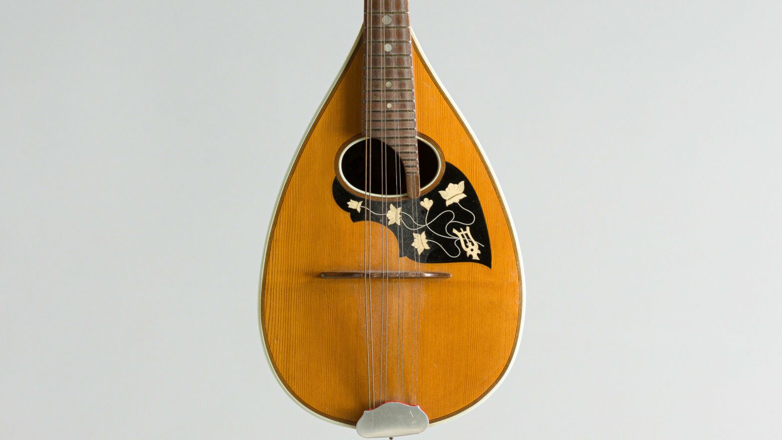 Mandoline romaine à dix huit côtes de Luigi EMBERGHER, Model B, n° 548, faite en 1948. 
Instrument mis en vente par Vichy Enchères le 7 novembre 2026 
© Vichy Enchères/ Photo C. Darbelet