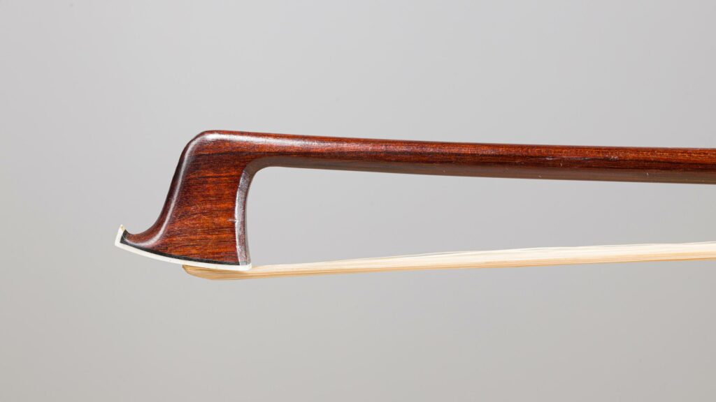 Très rares baguette et bouton d’archet de violon de Nicolaï KITTEL Faits à Saint-Pétersbourg vers 1850, baguette portant sa marque originale « Kittel » © Vichy Enchères / Photo C. Darbelet