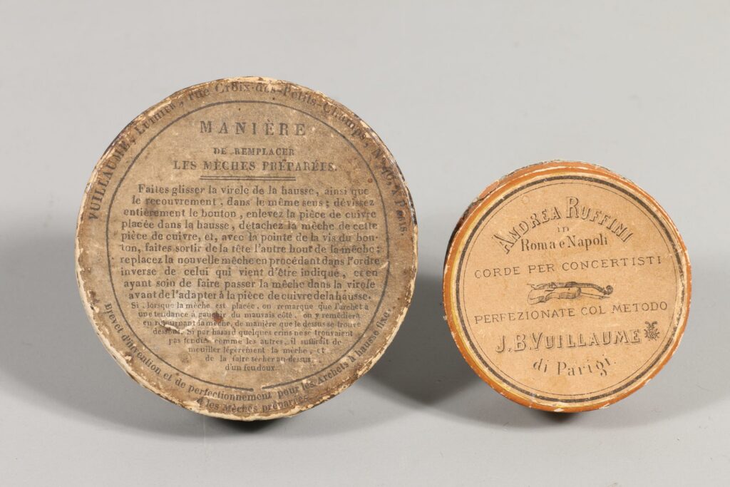 Fond d'atelier de lutherie de Bernard MILLANT. Ensemble de deux boîtes, une de mèches préparées pour archet à mèche interchangeable de Vuillaume. © Vichy Enchères