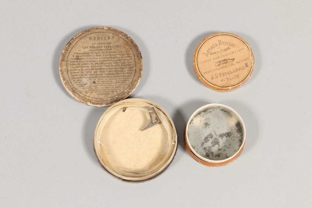 Fond d'atelier de lutherie de Bernard MILLANT. Ensemble de deux boîtes, une de mèches préparées pour archet à mèche interchangeable de Vuillaume. © Vichy Enchères