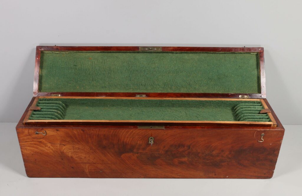 Fonds d'atelier de Bernard MILLLANT. Très rare et unique boîte de transport d'archets en acajou et placage d'acajou ayant appartenu à Georges CHANOT, signée par deux marques au fer Chardon à Paris et Chanot à Paris. © Vichy Enchères