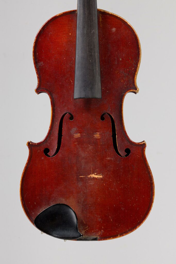 Violon de CARESSA & FRANCAIS fait à Paris en 1905, luthiers du Conservatoire de Musique, n°152. Instrument mis en vente par Vichy Enchères le 3 décembre 2026. © Vichy Enchères / Photo C. Darbelet