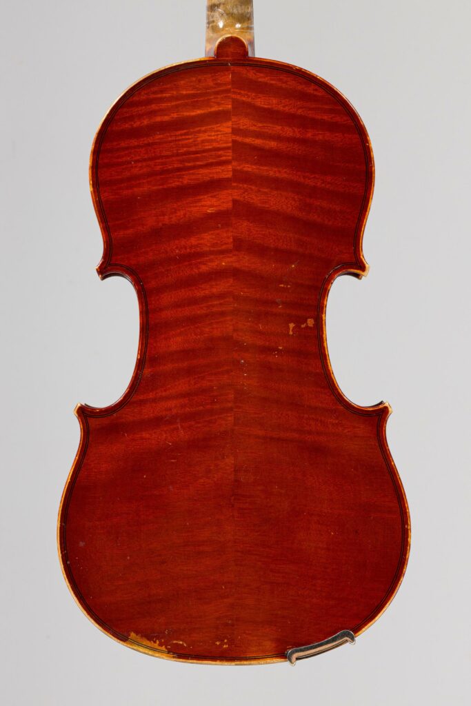 Violon de CARESSA & FRANCAIS fait à Paris en 1905, luthiers du Conservatoire de Musique, n°152. Instrument mis en vente par Vichy Enchères le 3 décembre 2026. © Vichy Enchères / Photo C. Darbelet