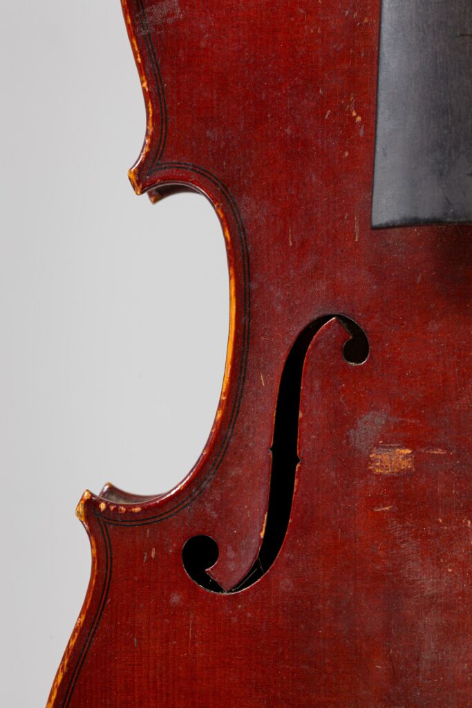 Violon de CARESSA & FRANCAIS fait à Paris en 1905, luthiers du Conservatoire de Musique, n°152. Instrument mis en vente par Vichy Enchères le 3 décembre 2026. © Vichy Enchères / Photo C. Darbelet