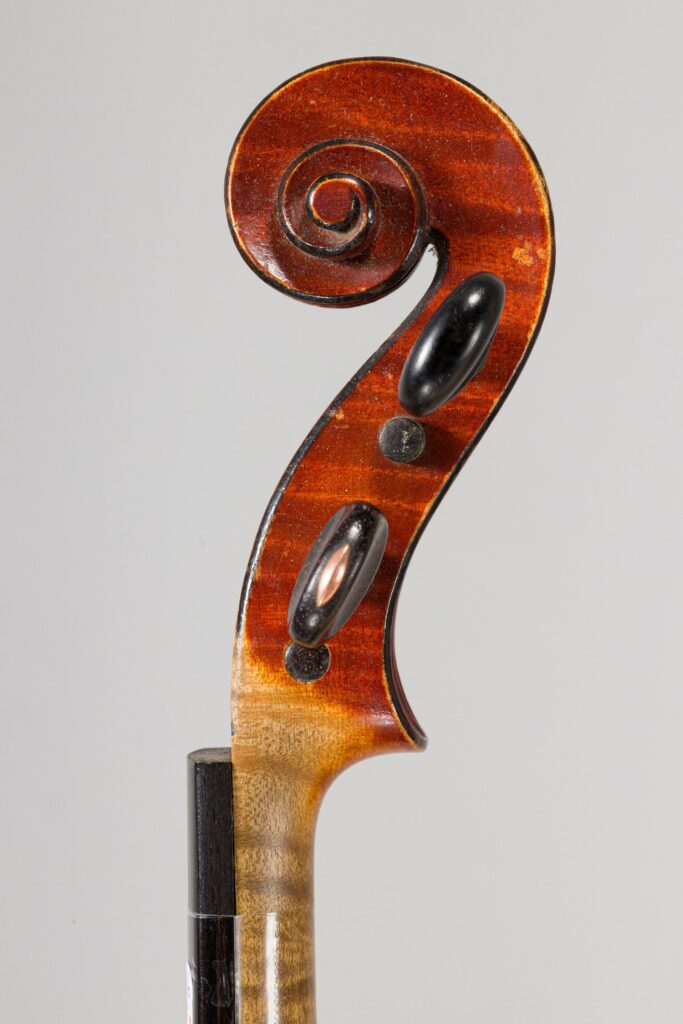 Violon de CARESSA & FRANCAIS fait à Paris en 1905, luthiers du Conservatoire de Musique, n°152. Instrument mis en vente par Vichy Enchères le 3 décembre 2026. © Vichy Enchères / Photo C. Darbelet
