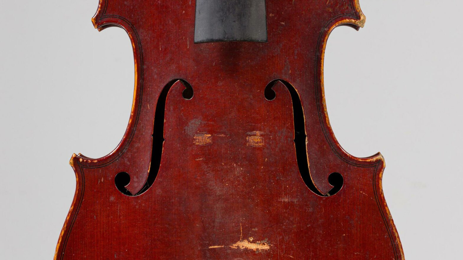 Violon de CARESSA & FRANCAIS fait à Paris en 1905, luthiers du Conservatoire de Musique, n°152. Instrument mis en vente par Vichy Enchères le 3 décembre 2026. © Vichy Enchères / Photo C. Darbelet