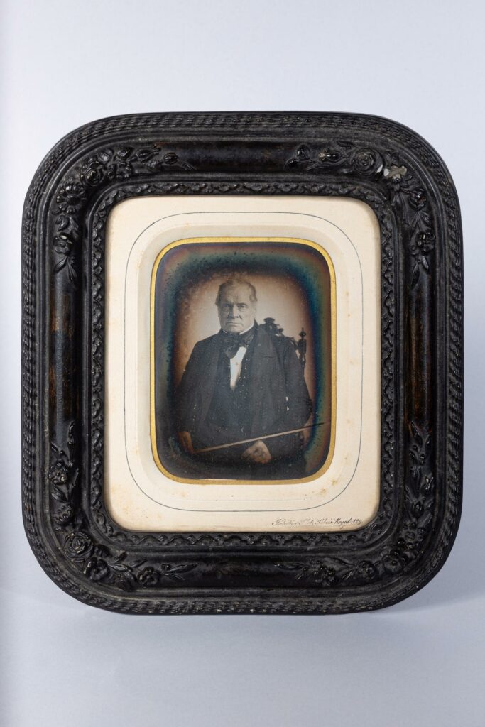 Daguerréotype inédit réalisé par SABATIER BLOT, représentant Jean-Baptiste Vuillaume, un archet à la main. © Vichy Enchères / Photo C. Darbelet