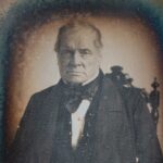 Daguerréotype inédit réalisé par SABATIER BLOT, représentant Jean-Baptiste Vuillaume, un archet à la main. © Vichy Enchères / Photo C. Darbelet