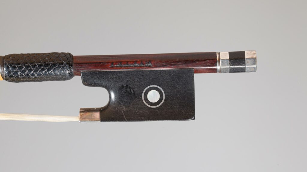 Très rares baguette et bouton d’archet de violon de Nicolaï KITTEL Faits à Saint-Pétersbourg vers 1850, baguette portant sa marque originale « Kittel » © Vichy Enchères / Photo C. Darbelet